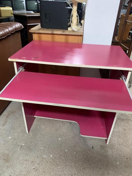 Secretaria rosa em madeira