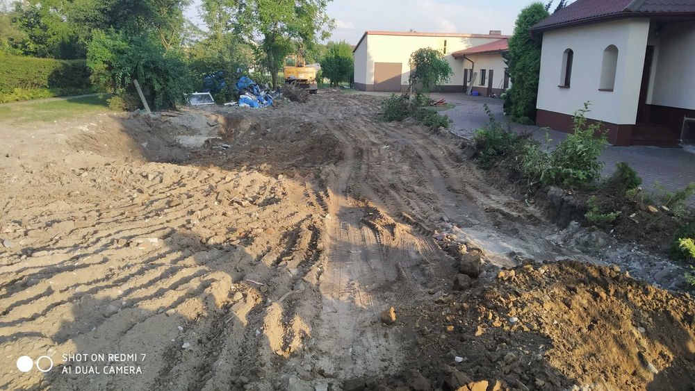 Wyburzenia budynków wywóz gruzu niwelacja i rekultywacja koparka