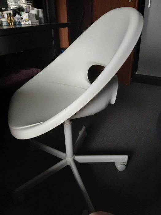 Białe krzesło obrotowe