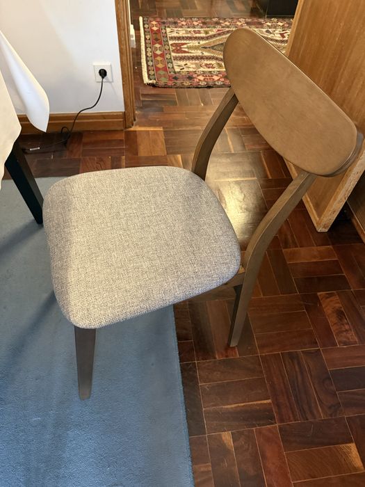 Vendo 2 cadeiras modelo Cloda da Sklum madeira escura estofo cinzento