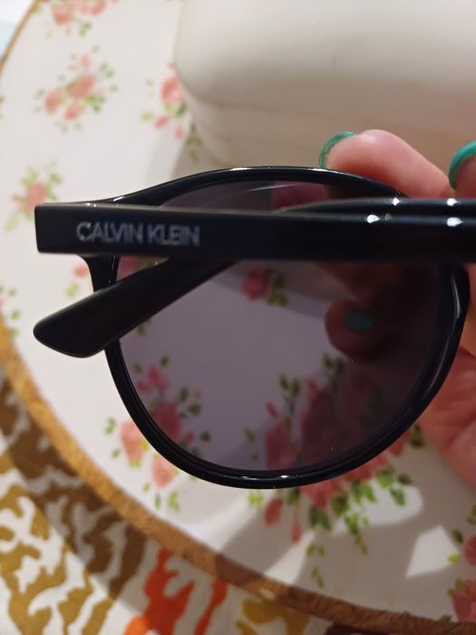 Óculos de sol da Calvin Klein unisexo pouco usados