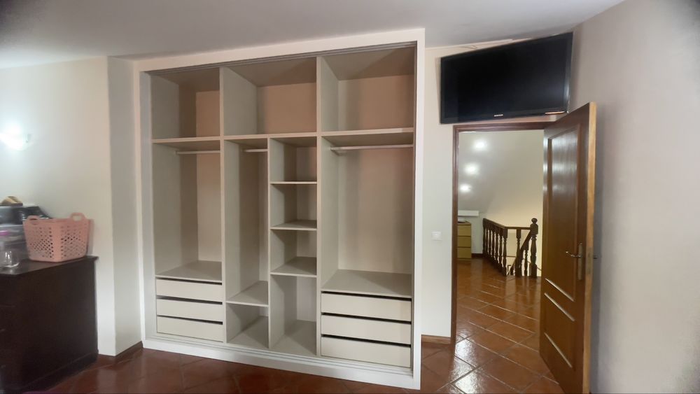 Roupeiros e cozinhas por mediada