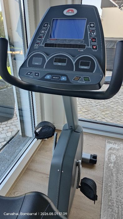 Bicicleta Ergométrica semi Nova, reclinada, com ajustes, painel digital e muitas funcionalidades.