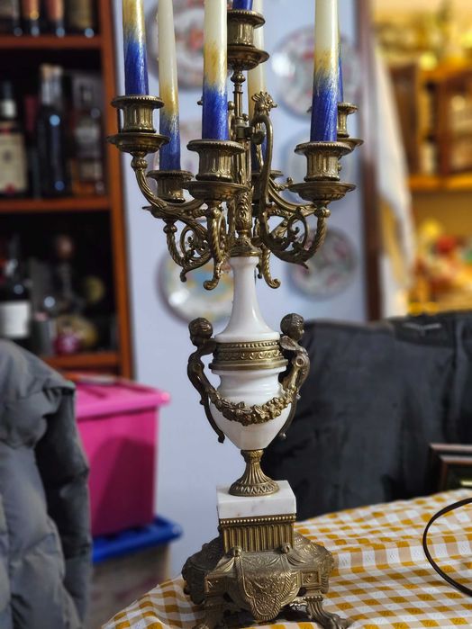 Relógio e castiçais suíços de latão e pedra