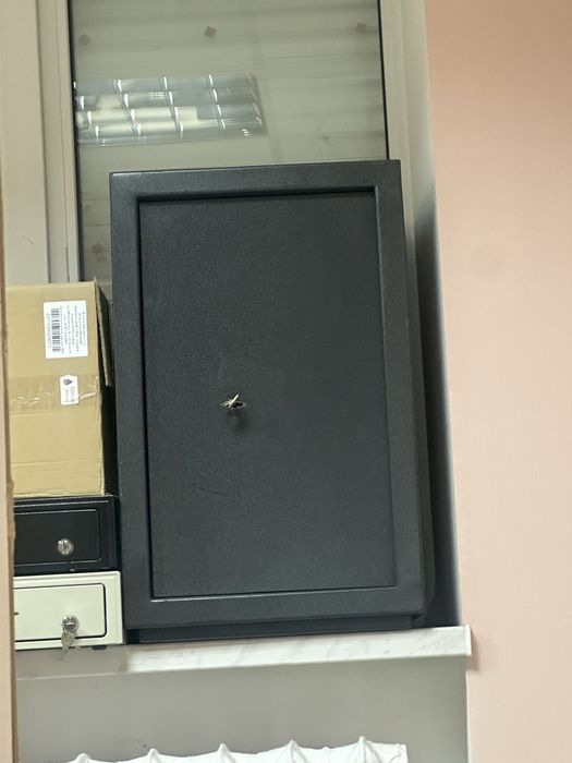 Розпродаж офісних меблів: столи, крісла, стелажі, тумби, комоди, дивани, шафи, сейфи, вішалки,столи кутові, столи прямі, парти.