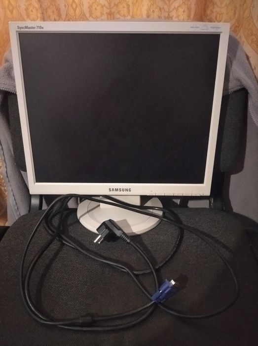Монітор Samsung SyncMaster 710N
17 дюймів - робочий . Підійде для комп