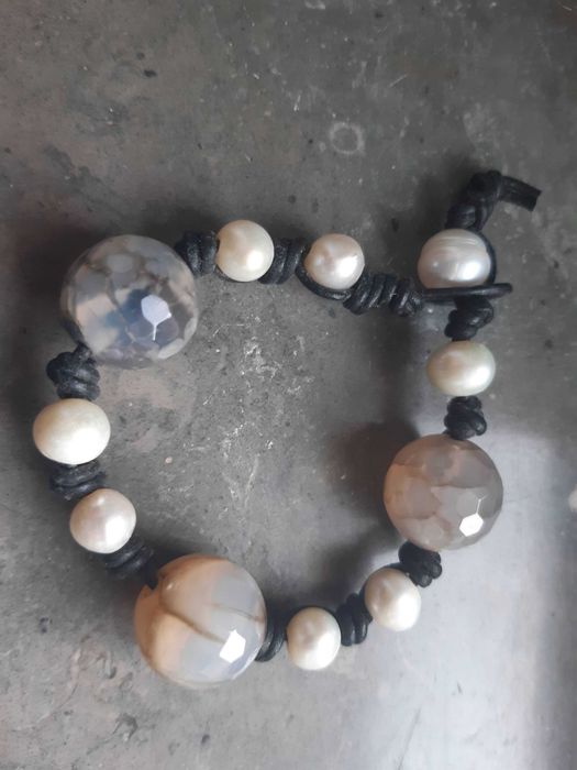 Pulseira pérolas, pedras semipreciosas e couro, Nunca usada