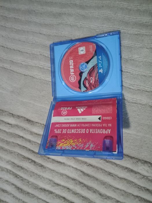 PS4 Slim 500GB + Jogos + Comando