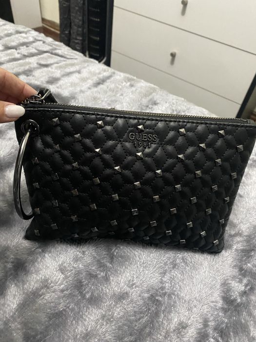 Mala Guess com aplicacoes em prateado