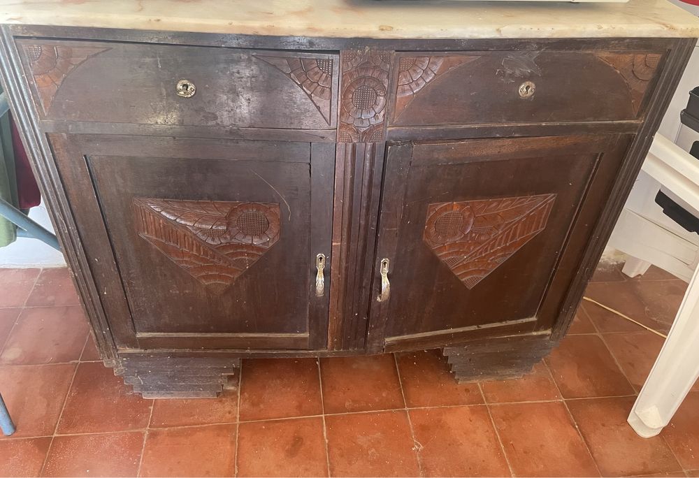 Cristaleira centenária para restauro