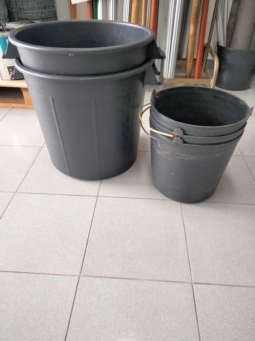 Caixas empilháveis e baldes