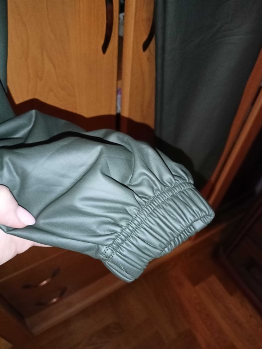 Modne spodnie bojówki z eco skóry M-L