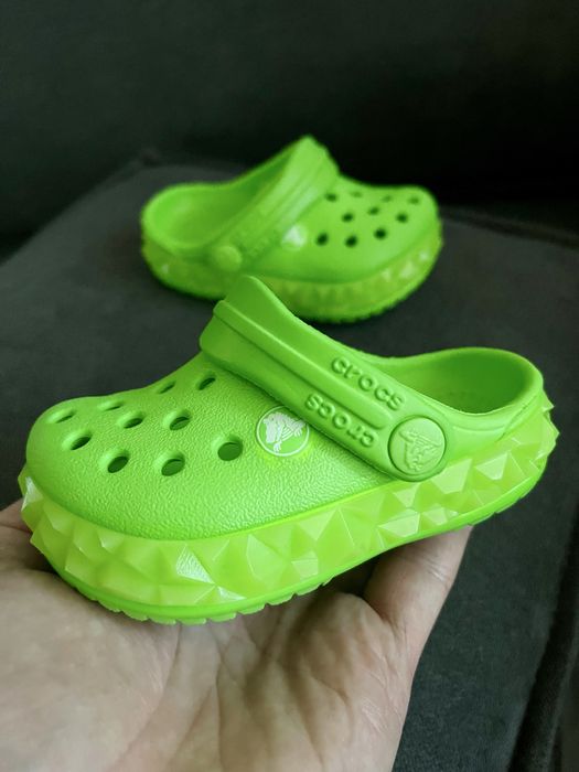 Детские сабо шлепанцы Crocs Geometric Glow Band C4