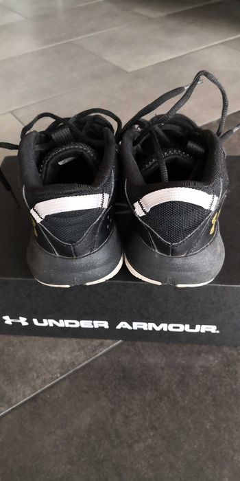 Buty półbuty do koszykówki Under Armour UA GS Lockdown6 36 23cm