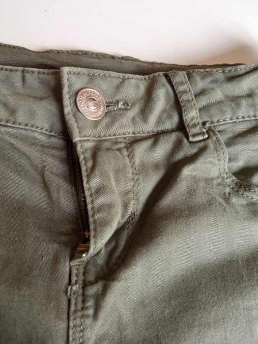 Calções caqui / verde seco Stradivarius 32