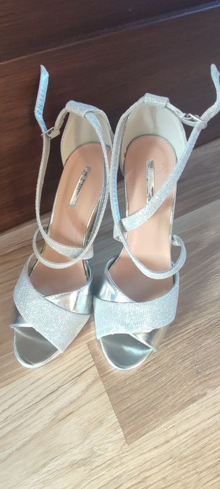 Szpilki srebrne na lekkiej koturnie 40