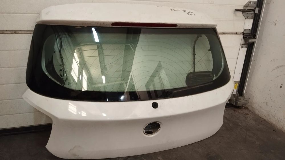 TAMPA DA MALA BMW SERIE 1 F20 F21 2011-2019 (BRANCO)