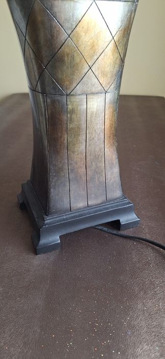 Candeeiros em madeira para mesa de cabeceira ou sala.
