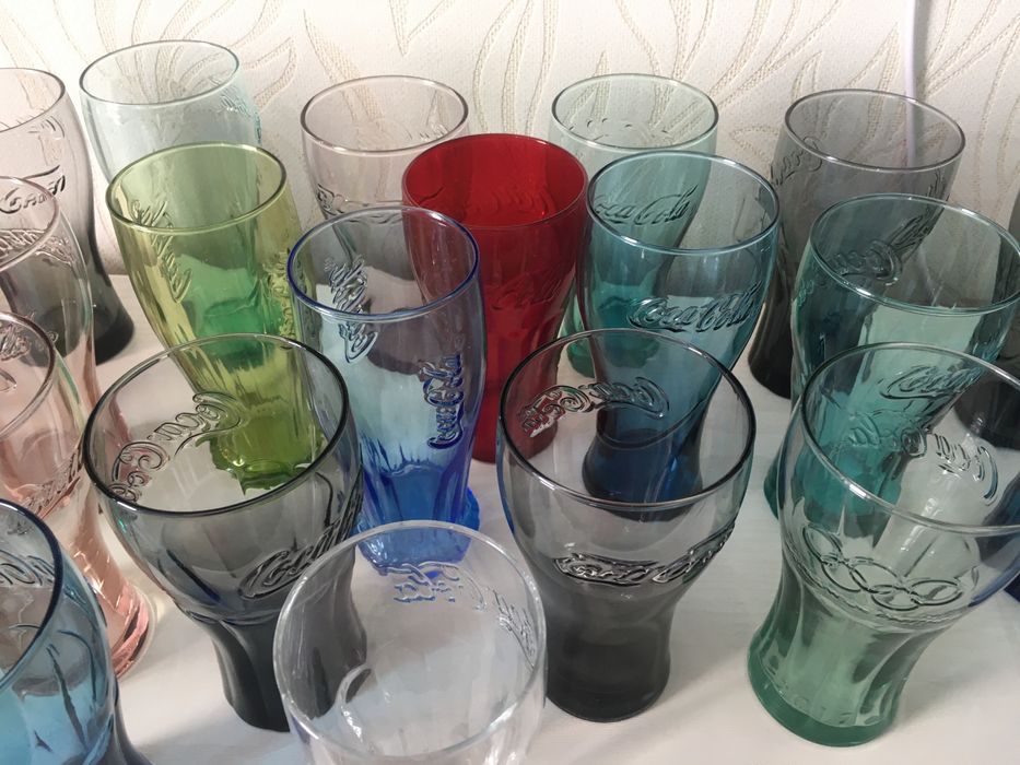 Кока Кола. Оригинал. Стаканы разного цвета.