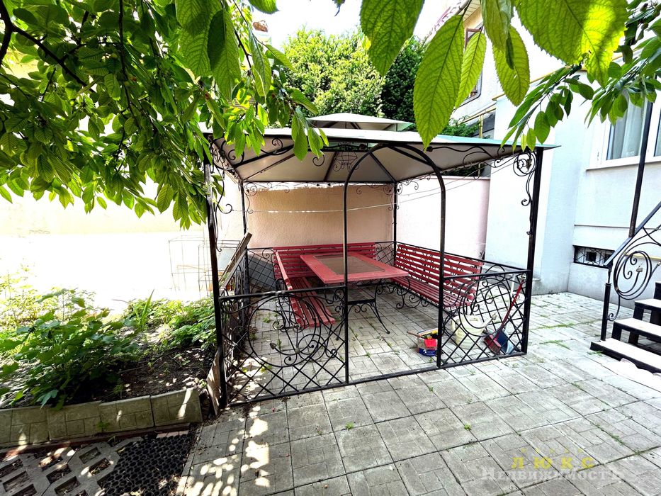 Продаётся отличный трёхэтажный дом в Совиньоне  с  видом на море!