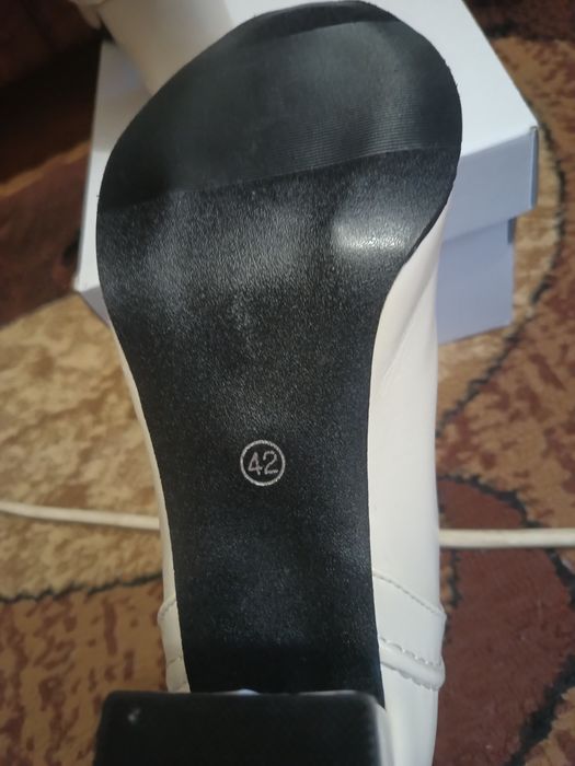 Ботільони 42 р. молочного кольору з перлинами .