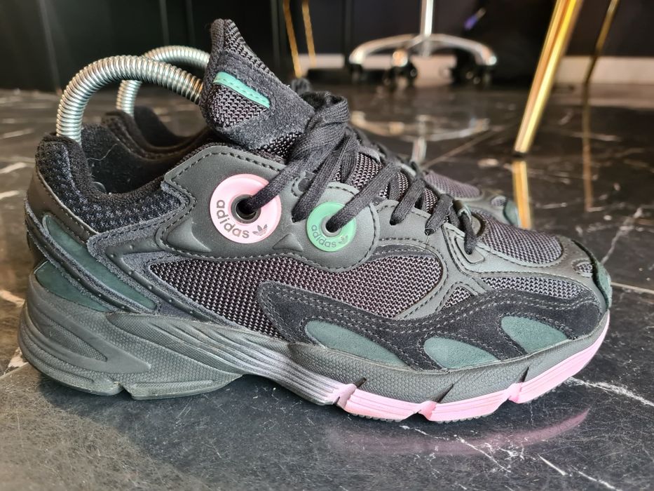 Adidas astir black
