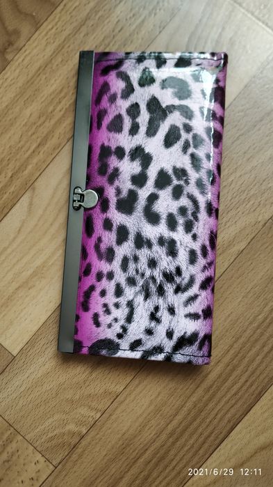 Леопардовый лаковый кошелек