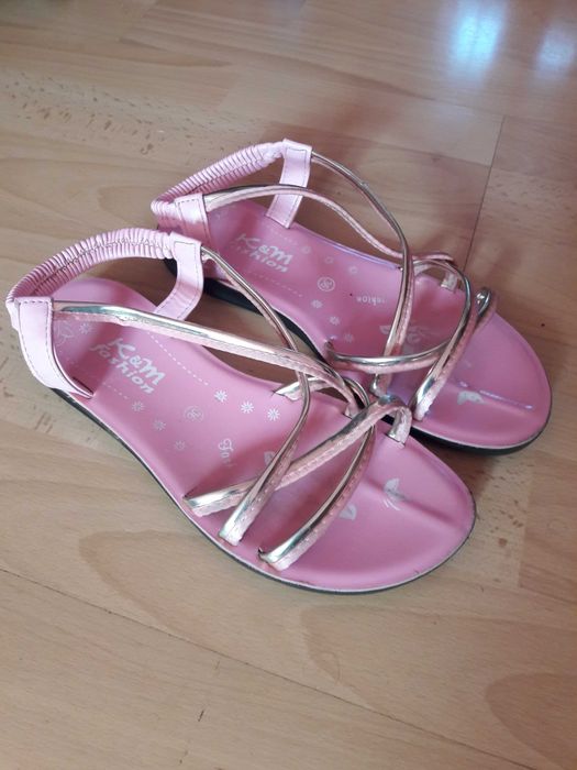 Nowe Sandałki dla dziewczynki.