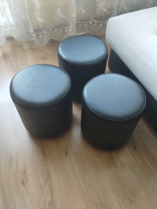 Pufa czarna, okrągła