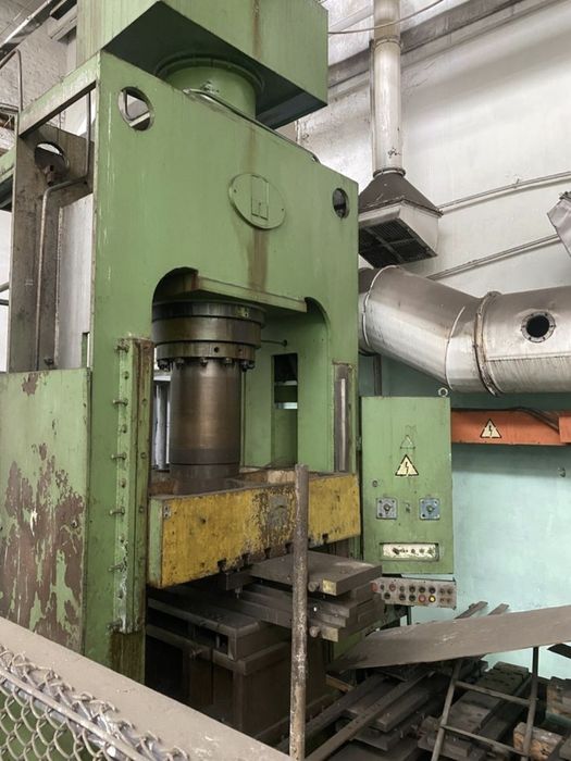 Гідравлічний прес для металообробки