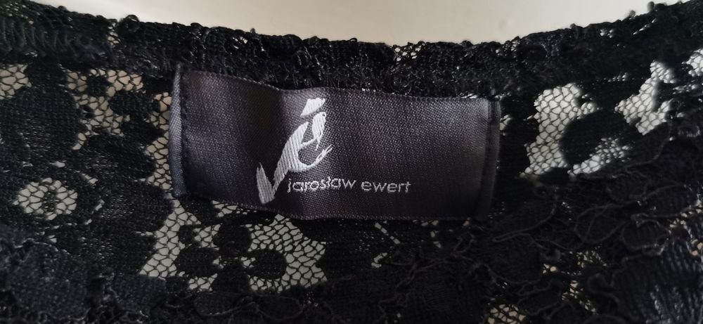 Jarosław Ewert - czarna krótka elegancka wieczorowa sukienka na ramiąc