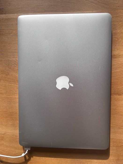 MacBook Pro 15” (Mid 2015) | i7 | 16 GB RAM | 1 TB | Matryca paski