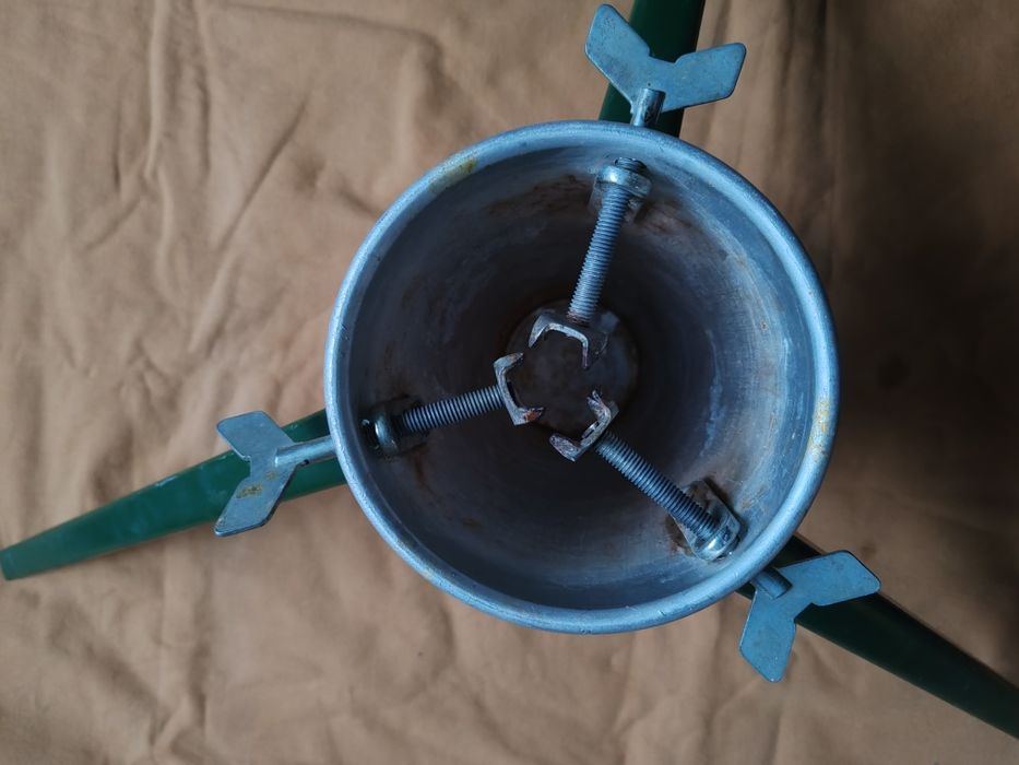 Підставка-тримач для ялинки.