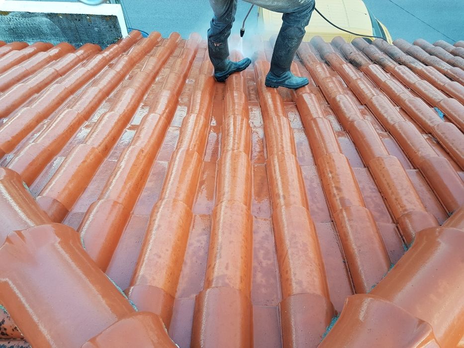 Limpeza de algeroz e impermeabilização de telhado