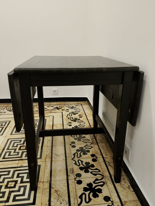 Sofá, móvel e mesa