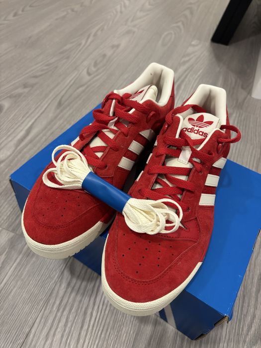 Sapatilhas adidas red rivalry low