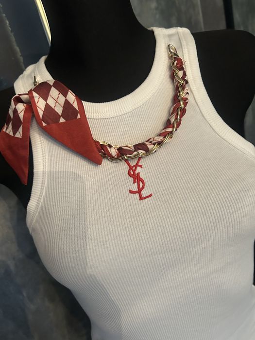 Śliczny top prążek Saint Laurent z łańcuszkiem