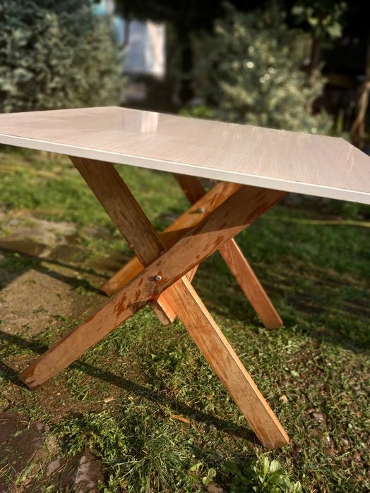 Стіл та офісні стільці