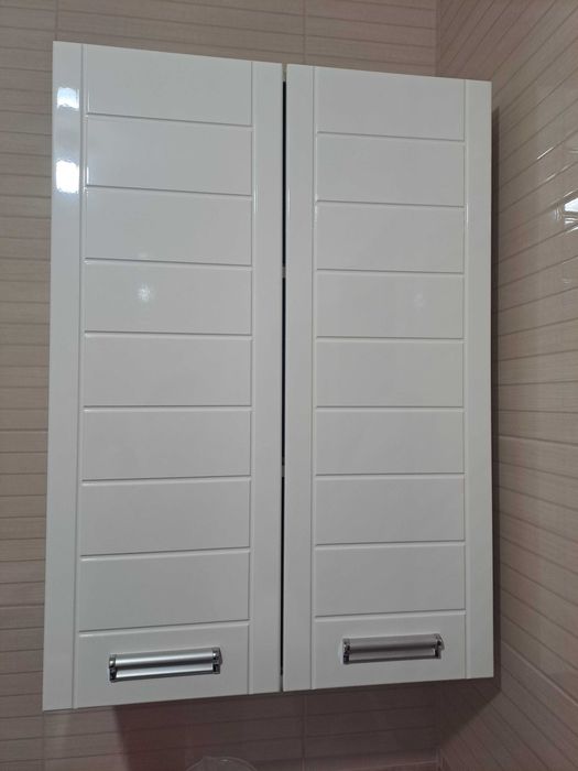 Продам шкаф навесной с полками для ванной комнаты