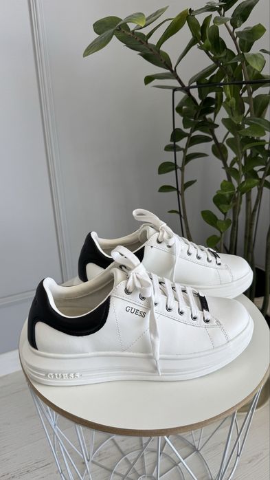 Продам обувь кеды Guess белые