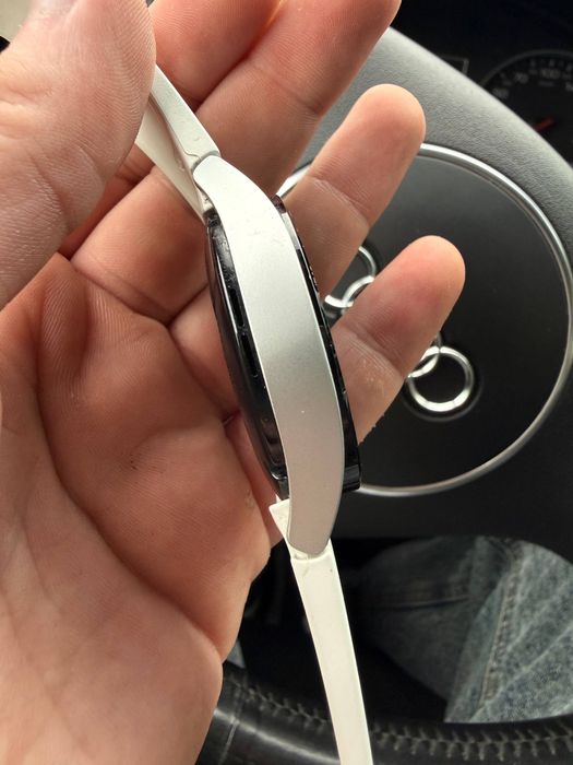Samsung Galaxy Watch 4, 40mm, колір Silver з білим силіконовим ремінцем