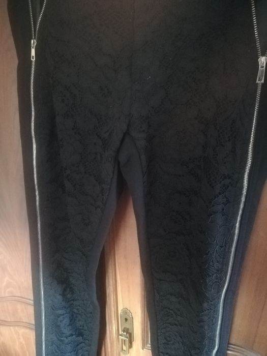 Calças pretas com aplicação de renda e pele