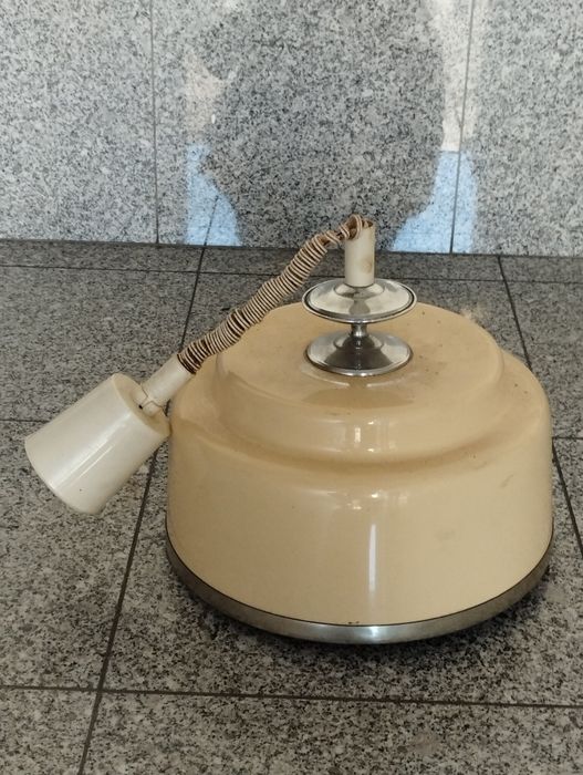 Candeeiro Vintage com altura variável. Em bom estado.