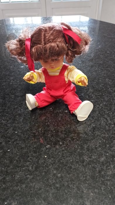 Boneca articulada. Faz várias posições. Articula os braços e as pernas