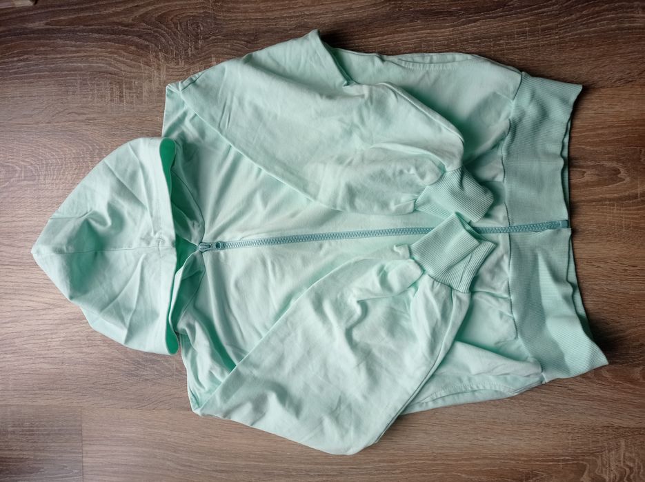 Komplet bluza, getry krótkie, koszulka 134