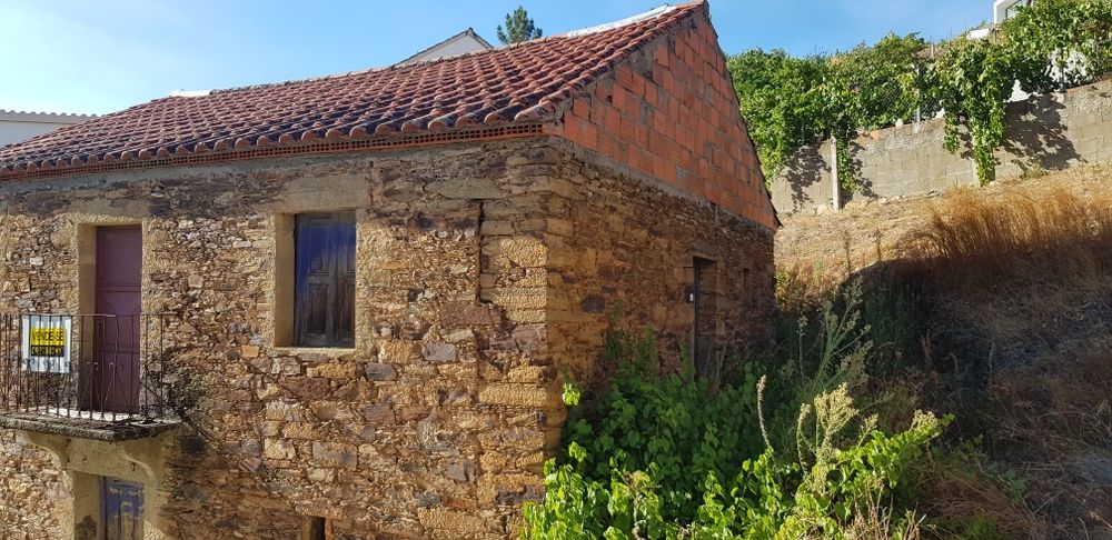 Casa para restauro Rochas de Baixo.