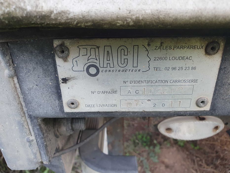 Reboque de 8,4 metros em bom estado.