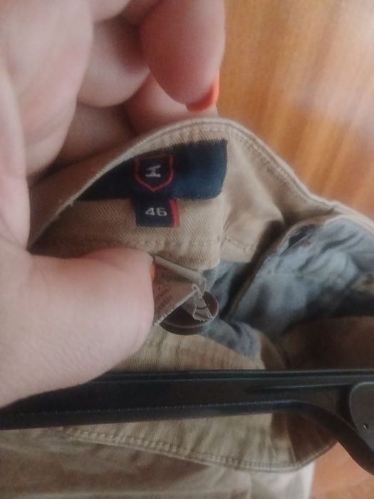 Calça castanha de homem