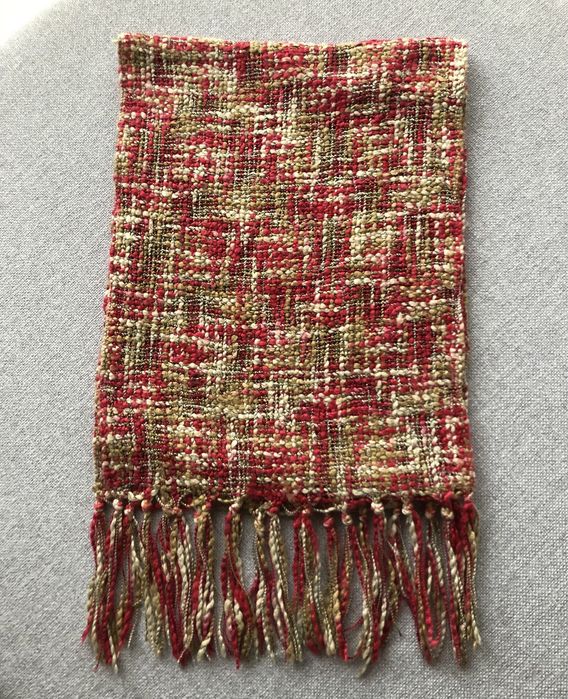 Cachecol em tons de rosa, bege e branco