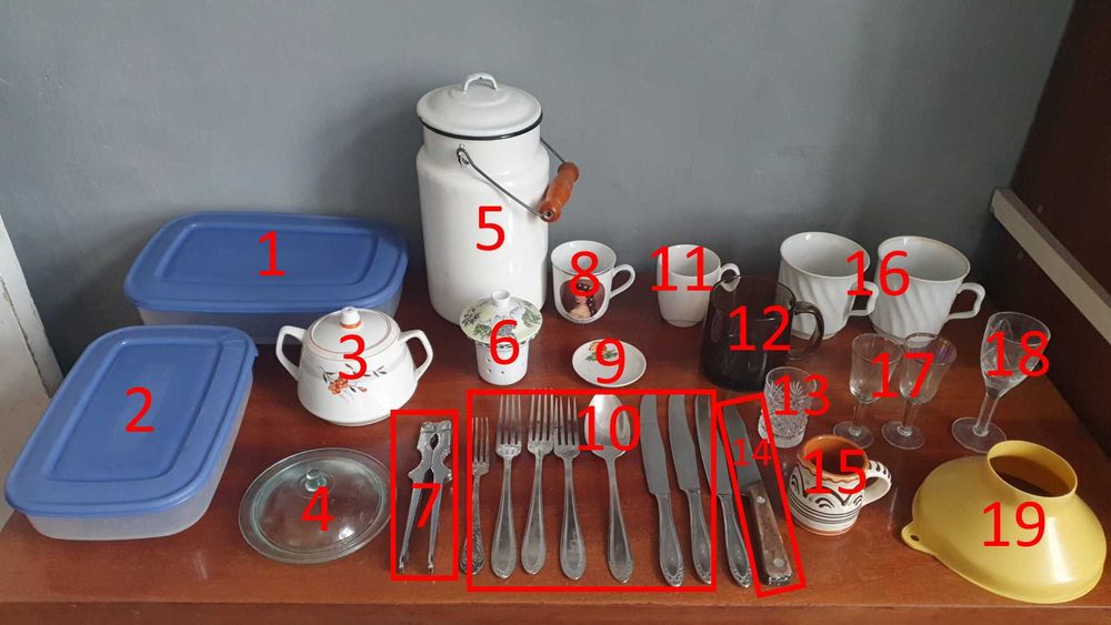 Кухонне начиння, судочки, чашки, кружки, чарки, столове приладдя
